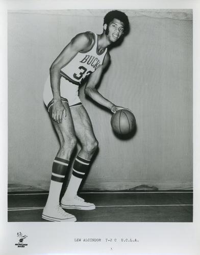 1971-72 Milwaukee Bucks #NNO Lew Alcindor Front
