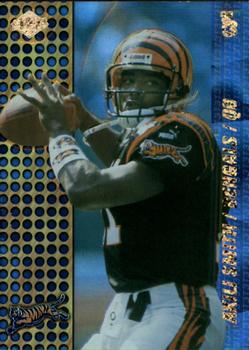 2000 Collector's Edge T3 - HoloPlatinum #32 Akili Smith Front