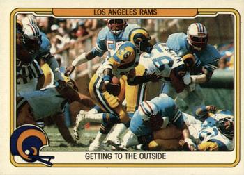 1982 Fleer Team Action #25 Getting to the Outside Front