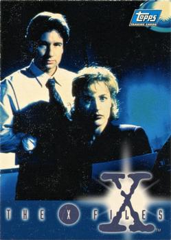 1995 Topps The X-Files Season One - Promos #P2 Mulder and Scully with Blue Light Front