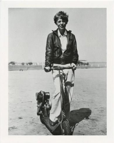 1995 Angar International Who's Who #083 Amelia Earhart Front