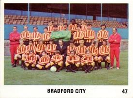 1970 The Sun Football Swap Cards #47 Team Photo Front