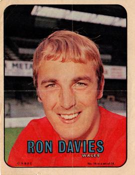 1970 A&BC Footballers pin-ups #14 Ron Davies Front