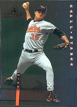 1998 Pinnacle Plus #16 Mike Mussina Front