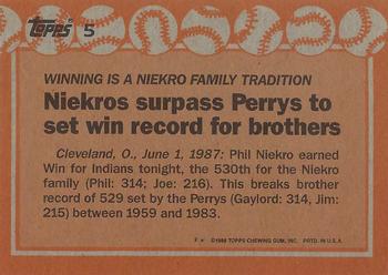 1988 Topps #5 Phil Niekro / Joe Niekro Back