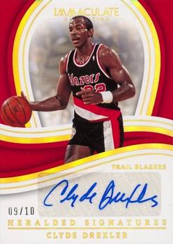 2022-23 Panini Immaculate Collection - Heralded Signatures Gold #IHS-CLY Clyde Drexler Front