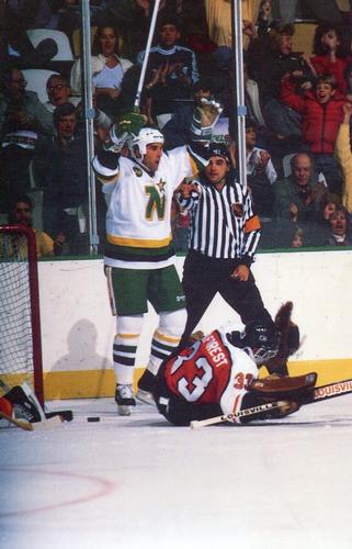 1987-88 Minnesota North Stars Postcards #NNO Gordie Roberts Front