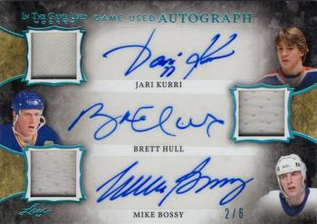 2020-21 Leaf In The Game Used - Triple Autographs Platinum Blue #GUTA-04 Jari Kurri / Brett Hull / Mike Bossy Front