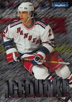 1995-96 SkyBox Impact - Ice Quake #14 Luc Robitaille Front