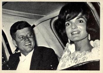 1964 Topps John F. Kennedy #68 Pres. And Mrs. Kennedy Dinner In Paris Front