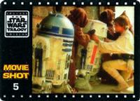 1997 Smiths Crisps Star Wars Movie Shots #5 Luke inspects R5-D4 Front