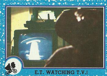 1982 Topps E.T. The Extraterrestrial #30 E.T. Watching T.V.! Front
