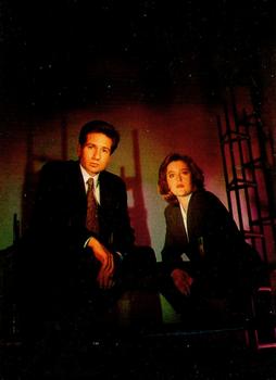 1996 Topps The X-Files Season Two #1 Title/Credits Front