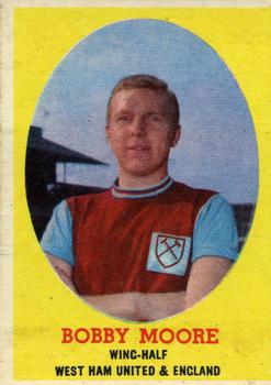 1962 A&BC Chewing Gum Bazooka #20 Bobby Moore Front
