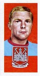 1967-68 Barratt & Co. Famous Footballers (A15) #7 Bobby Moore Front