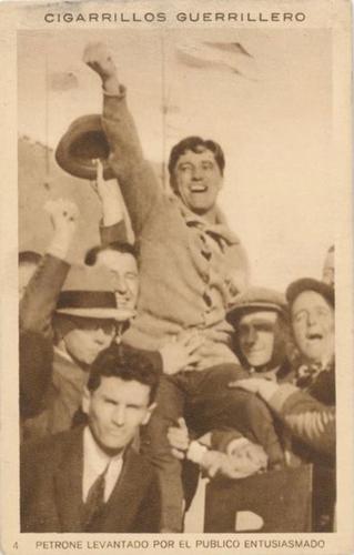 1928 Cigarrillos Guerrillero #4 Petrone Levantado por el Publico Entusiasmado Front